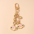 Details einer hellgoldenen Perlenkette mit rosa Emaille-Wolken und HI-Buchstaben - Gold Rosa Runde Platte Wolke