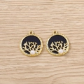 Détail de pendentifs Arbre de Vie dorés avec émail noir, perles et strass brillants - Carte Ronde Arbre de Vie Or Noir
