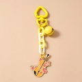 Détail du porte-clés violon jaune avec crochet en cœur, clochette et breloque émaillée - Jaune