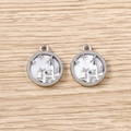 Détail de breloques château rondes en argent avec étoiles et bordure perlée pour bijoux DIY - Carte Ronde Château Argent Blanc