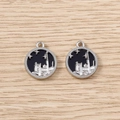 Détail de pendentifs en alliage argenté avec émail noir représentant un paysage urbain - Carte Ronde Château Argent Noir