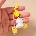 Llavero de caniche de peluche blanco con colgante de queso y hebilla de anillo amarilla - Perro Amarillo / Amarillo