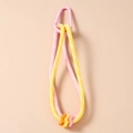 Détail du cordon de porte-clés tressé rose et jaune avec mousqueton et anneaux - Jaune & Violet