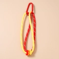Détail montrant le mousqueton en métal rouge et le porte-clés en corde de nylon tressé - Jaune Rouge