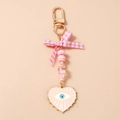 Détail du porte-clés cœur mauvais œil rose avec perles et ruban à carreaux doux - Rose