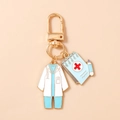 Dettaglio del portachiavi medico con ciondolo camice bianco e taccuino blu medico - Stile Cartella Clinica Blu Camice Bianco