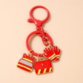 Detalle de dijes de bombero con equipo de protección, kit y mosquetón rojo - Chaleco De Bombero Y Guantes