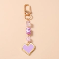 Detail van pixel hart sleutelhanger met paarse kralen en gouden karabijnsluiting - Paars