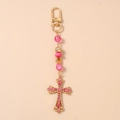 Dettaglio portachiavi con perline rosa con croce di strass e chiusura a moschettone dorata - Croce con Perline e Piastra Rotonda Rosa (圆牌串珠十字架)