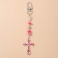 Dettaglio di pendente croce con strass rosa e portachiavi con perline e gancio argento - Croce con Perline e Fibbia Argentata Rosa (串珠十字架)