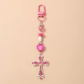 Dettaglio di un portachiavi con perline rosa con croce di strass lucida e perla a cuore - Croce con Perline e Bottone a Cuore Rosa (纽扣串珠十字架)