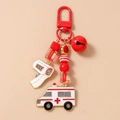 Nahaufnahme der roten Krankenwagen- und Thermometer-Anhänger an einem Perlen-Schlüsselbund - Rot