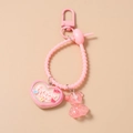 Detail van roze hart en glitterbeer hanger met Forever Love tekst aan een sleutelhanger - Roze Hart Beer