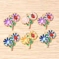 Set di 6 ciondoli smaltati a forma di coccinella e fiori colorati su legno - Confezione da 10 / Multicolore