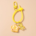 Detail van gele ster hanger met tekst en hars beer sleutelhanger accessoire voor tassen - Geel Ster Beer