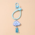 Detail van lichtblauwe wolk sleutelhanger met gummibeer en siliconen polsbandje - Blauw Wolk Beer