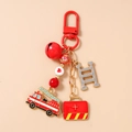 Detailreicher Feuerwehrmann-Schlüsselanhänger mit Feuerwehrauto, Leiter und roter Glocke - Krankenwagen Und Leiter