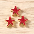 Dettaglio di tre ciondoli a forma di stella marina rossa con bordi dorati e smalto - 10 Pezzi/Confezione / Rosso