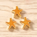 Dettaglio di tre ciondoli a forma di stella marina arancione con base dorata per DIY - 10 Pezzi/Confezione / Giallo