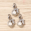 Detailansicht von Strass-Schwanenanhängern mit weißen Perlen für DIY-Schmuck - Silber