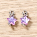 Détail de pendentifs chat avec étoiles en résine violette pour création de bijoux - Violet argenté