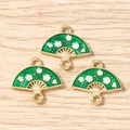 Détail de breloques en forme d'éventail en émail vert avec motifs de fleurs de prunier - Lot de 10 / Vert
