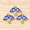 Détail de pendentifs éventail en émail bleu avec fleurs de prunier pour bijoux DIY - Lot de 10 / Bleu