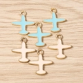 Dijes de avión esmaltados en azul y crema para joyería DIY sobre fondo de madera clara - Paquete de 10 / Multicolor