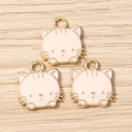 Vue détaillée de trois breloques chat roses dorées pour création de bijoux DIY - Lot de 10 / Rose