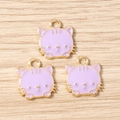 Gros plan détaillé de trois pendentifs chat en émail violet pour la création de bijoux - Lot de 10 / Violet
