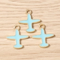 Primer plano de colgantes de avión en esmalte azul y borde dorado para joyería DIY - Paquete de 10 / Azul lago