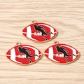 Detailaufnahme von drei roten Emaille-Rugby-Anhängern auf hellem Holzhintergrund - 10er Pack / Spieler Silhouette Football