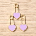 Dettaglio macro di ciondoli a forma di cuore con smalto viola e finitura dorata - Confezione da 10 / Viola