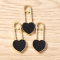 Dettaglio di tre ciondoli a forma di cuore con spilla dorata e smalto nero lucido - Confezione da 10 / Nero