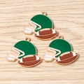 Detailansicht von Emaille-Football und Helm-Anhängern mit Goldrand auf Holzhintergrund - 10er Pack / Grüner Helm