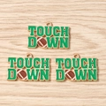 Makro-Detail der American Football Anhänger mit grünem Emaille und Touch Down Schrift - 10er Pack / Grüner Buchstabe