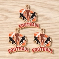 Detailansicht von Football-Anhängern mit Emaille-Finish und Football-Schriftzug für DIY-Schmuck - 10er Pack / Buchstaben Spieler Silhouette