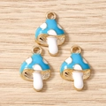 Detalle macro de dijes de hongos azules con lunares y aros dorados para joyería DIY - Paquete de 10 / Azul cielo