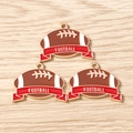 Makro-Detail von drei Rugbyball-Anhängern aus Legierung mit Football-Schriftzug-Charms - 10er Pack / Banner Football