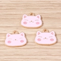 Nahaufnahme von rosa Emaille-Katzenanhängern mit goldenen Legierungskanten für DIY-Schmuck - Rosa