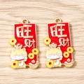 Détail de breloques Maneki-neko rouge et or avec texte Wang Cai pour bijoux DIY - Lot de 10 / Enveloppe Rouge Prospérité