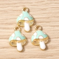 Detalle de dijes de hongo verde menta con puntos blancos y lazos dorados para joyería DIY - Paquete de 10 / Azul claro