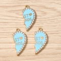 Detail von himmelblauen Herzanhängern mit Goldbuchstaben und glitzernden Straßsteinen - Himmelblau