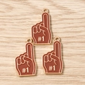 Makroansicht brauner Emaille-Handanhänger mit goldenem Metallrand für DIY-Schmucksets - 10er Pack / Braune Hand der Fatima