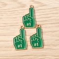 Detailansicht der Emaille-Anhänger mit Sieger-Geste in Grün und Gold auf Holzuntergrund - 10er Pack / Grüne Palme