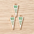 Details von drei GO TEAM Anhängern in Wimpelform mit Vergoldung und grüner Schrift - 10er Pack / Weißes Dreieck
