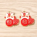 Détail macro de pendentifs lion de danse en émail rouge avec caractère porte-bonheur - Lot de 10 / Tête de Lion Richesse