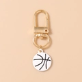 Détail du porte-clés basketball avec fermoir doré et pendentif de basket blanc et noir - Noir et Blanc