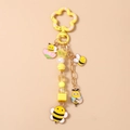 Dettaglio del portachiavi a forma di ape e girasole con gancio floreale giallo - Ape Fiore