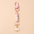 Detailansicht von rosa Perlen-Schlüsselanhänger mit Emaille-Fächern und Karabinerverschluss - Rosa